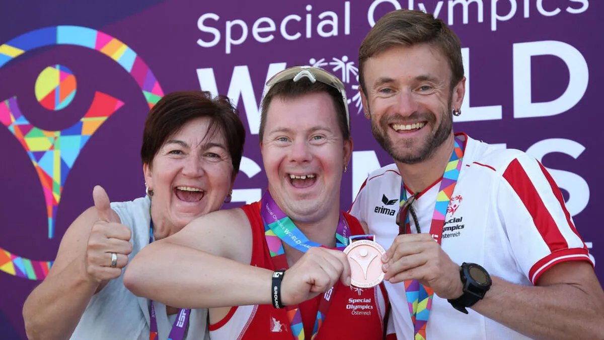 Bronze-Jubel: Mutter Christa Radin-Zehenthofer, Langstreckenläufer Alexander Ben Radin, Coach Günther Reiter