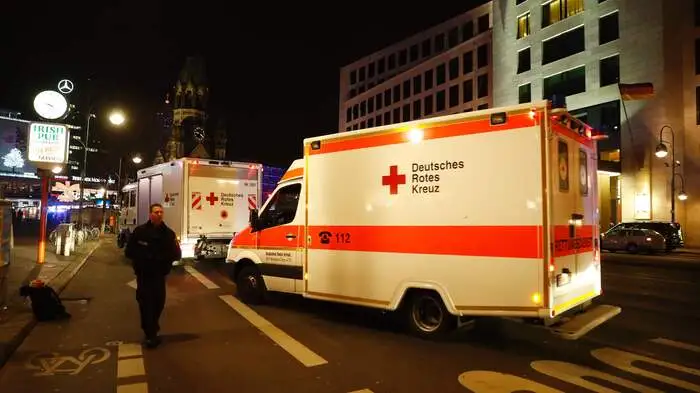 Terroralarm in Berlin: Bei einem Anschlag mit einem Lastwagen auf einem Weihnachtsmarkt in Berlin sind am Montagabend nach Angaben der Polizei mindestens zwölf Menschen getötet und viele weitere verletzt worden.