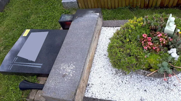 Ein umgstürzter Grabstein wurde dem Burschen zum Verhängnis (Symbolbild)