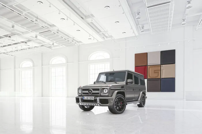 Jetzt zur Exclusive-Edition: Die beiden Topmodelle von Mercedes-AMG, der G 63 und der G 65, sind ab sofort in dieser Konfiguration lieferbar. Optisch erkennt man sie am Unterfahrschutz aus Edelstahl, seitlichen Sport-Streifen, Schutzleisten-Einlegern in dunkler Aluminium-Optik und der in Wagenfarbe lackierten Reserveradabdeckung eine dynamische Inszenierung. Der G 63 ist mit Leichtmetallrädern im Fünf-Doppelspeichen-Design, mattschwarz mit glanzgedrehtem Speichen ausgestattet. Beim G 65 sind keramisch polierte Leichtmetallräder im Fünf-Doppelspeichen-Design montiert.