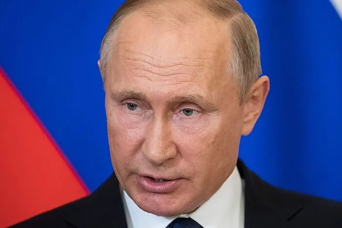 Jewgeni Prigoschi, den Sie ansprechen, verdient sein Geld mit Restaurants in St. Petersburg. Denken Sie, dass ein Restaurantbetreiber, auch wenn er eine Online-Firma hat, Wahlen in den USA oder in einem europäischen Staat beeinflussen kann? Wie tief wären Politik und Medien dann in Europa gesunken! Ist das nicht lächerlich?