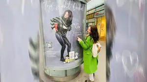 Silvia Triebl vor "ihrer" Litfaßsäule in Zürich: Mit ihr sucht sie nach einem Partner