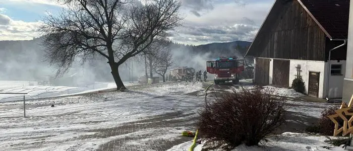 Bei einem Brand im Strohfutter eines Landwirtschaftsbetriebs in Mönichwald kam es zu einem Großeinsatz der Feuerwehren