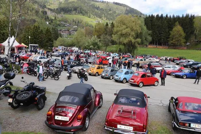 Es wurden alle Oldtimer-, Youngtimer-, Motorräder- und Traktor-Begeisterte eingeladen.