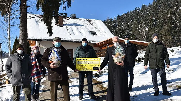 Manfred Daniel, Sarah Klatzer, Stefan Bromann, Daniel Wriessnig, Johann Tomitz und Johann Rigelnik (von links) mit Ivan Olip (vorne)