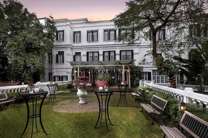 Seit seiner Eröffnung 1901 gilt das im französischen Kolonialstil gehaltene Sofitel Legend Metropole Hanoi als erstes Haus am Platz und dient seit jeher als zweites Zuhause für zahlreiche prominente Gäste wie Charlie Chaplin, Graham Greene und W. Somerset Maugham. Während des Vietnamkrieges mussten sowohl Jane Fonda als auch Sängerin Joan Baez im hoteleigenen Bunker Schutz vor den US-amerikanischen Luftangriffen suchen. In einer Bombennacht nahm Joan Baez dort auch ihr Album „Where Are You Now, My Son?“ auf, auf dessen Originalbändern die dumpfen Bombeneinschläge zu hören sind.