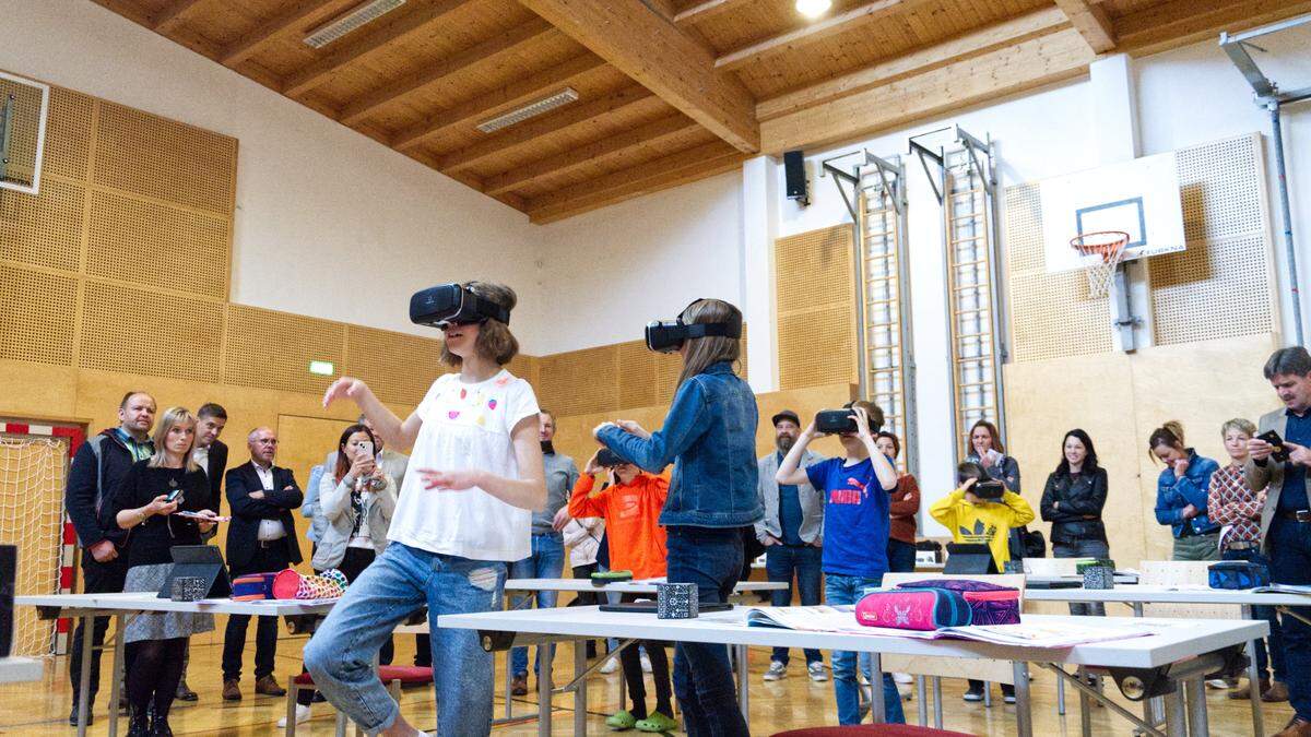 Mit VR-Brille virtuell die ägyptischen Pyramiden durchforsten? Alltag für die Schüler der 2a und 2b