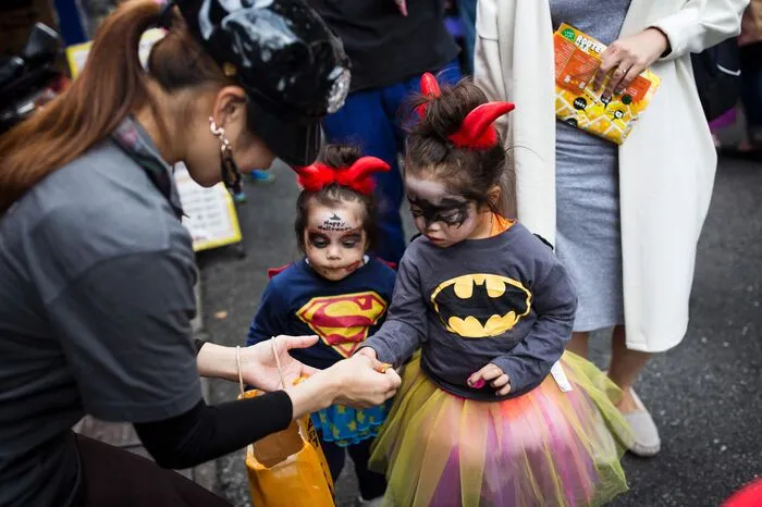 Hallooween ist besonders bei den jungen Menschen in Japan beliebt. Dies mag verwundern, gibt es doch das bei uns übliche von haus-zu-Haus gehen in Japan nicht.
