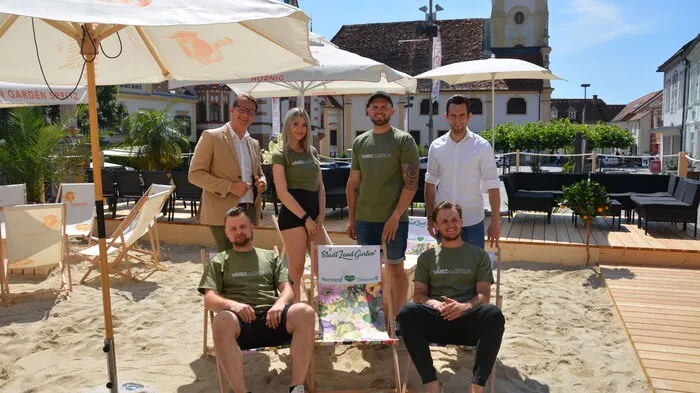 Einer der ersten Gäste am neuen Stadtstrand war Hartbergs Bürgermeister Marcus Martschitsch, der sich mit einer Palme als Willkommensgeschenk beim Team rund um die Vaibz-Bosse Felix Koller und Raphael Grassel einstellte.