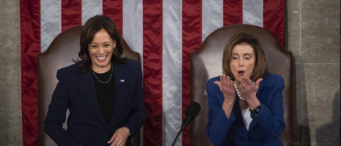 Nancy Pelosi (rechts) unterstützt eine Kandidatur von Kamala Harris