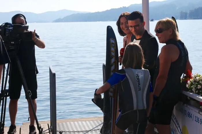 Früh morgens, Eva Pölzl und Marco Ventre am Steg in Velden.