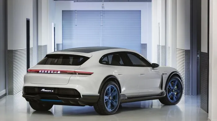 Porsche zeigt mit dem Mission E Cross Turismo die Konzeptstudie eines elektrisch angetriebenen Crossovers.