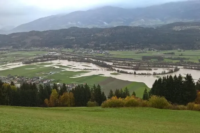 Blick auf die Spittaler Ortschaften Amlach und St. Peter.
