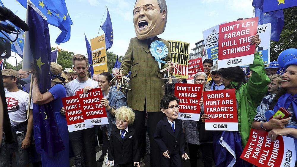 Mit einer riesigen Boris Johnson-Puppe zogen die Demonstranten durch London 