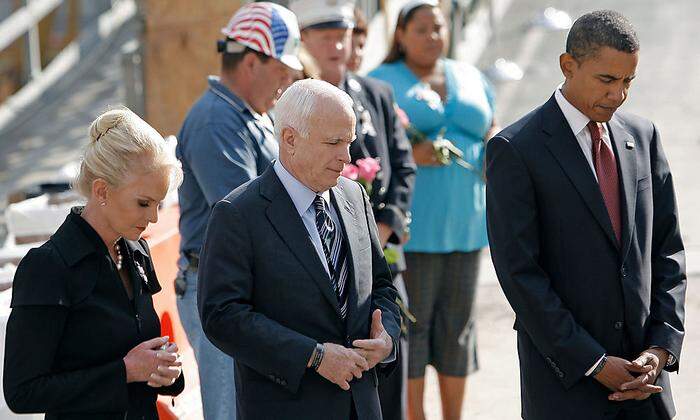 Wahlkampfpause 2008: John McCain (mit Frau) und Barack Obama 