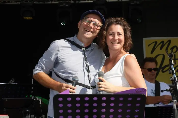 Bei den einzelnen Darbietungen sind nicht nur international arrivierte JazzmusikerInnen zu hören, sondern die Besonderheit liegt in den regionalen Darbietungen, wie beim Big-Band-Vormittag, bei dem die Sängerin Ulrike Tropper mit Thomas Baumgartner die Besucher auf dem Fehringer Hauptplatz begeisterten.