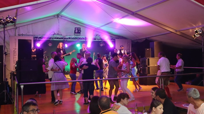 Am Samstagabend sorgte die Partyband Meilenstein beim Fest der Freiwilligen Feuerwehr Pölling wieder für beste Stimmung.