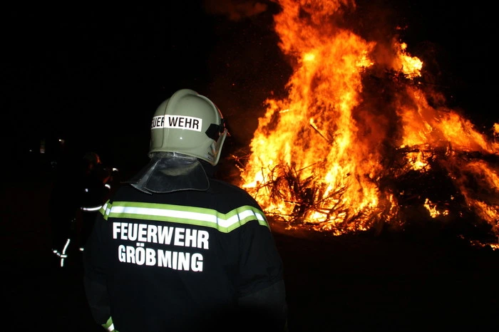 Der Brauch des vorzeitigen Osterfeueranzündens hielt in der Nacht auf Karsamstag die Feuerwehren auf Trab. Insgesamt mussten sie zu fünf Bränden ausrücken.