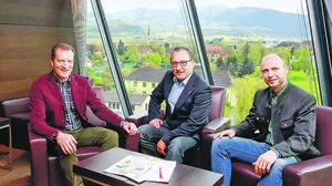 Beim Themenabend im Café Wasserturm mit Blick auf Zeltweg: Werner Kogler, Ernst Maier und Stefan Petzl