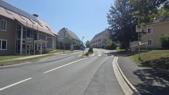 Auf einer Länge von knapp einem Kilometer werden Fahrbahn, Gehsteige und Entwässerung der L 639 saniert.