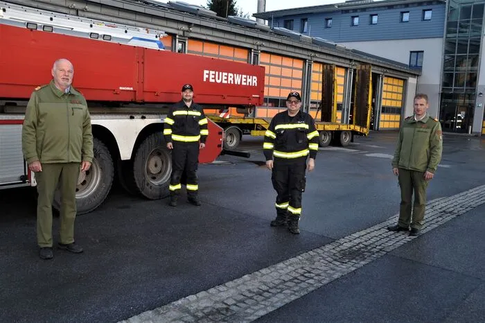 Klaus Gehr vom Führungsstab des KHD-Hilfsdienstes (links) und Bereichsfeuerwehrkommandant Christian Leitgeb (rechts) sprachen nach der Aktion Peter Kremaucz und Hendrik Wolf ihren Dank aus.