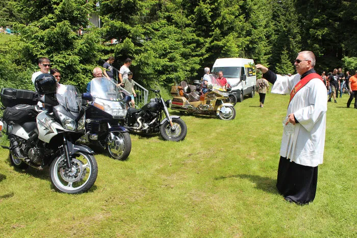 Pfarrer Nährer wird auch der "Biker-Diakon" genannt, da er selbst ein begeisterter Motorradfahrer ist. Er hatte auch ein besonderes Souvenir für seine Kollegen, nämlich einen Duftbaum fürs Motorrad.