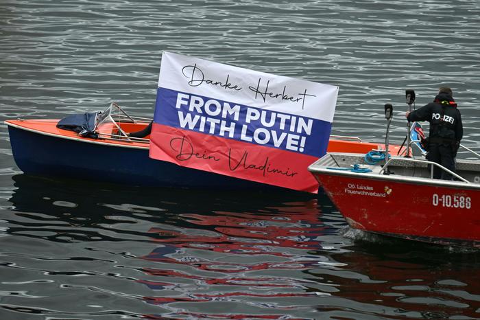 Liebe Grüße von Putin: Demonstranten versuchten vom See aus das Sommergespräch Kickls zu stören