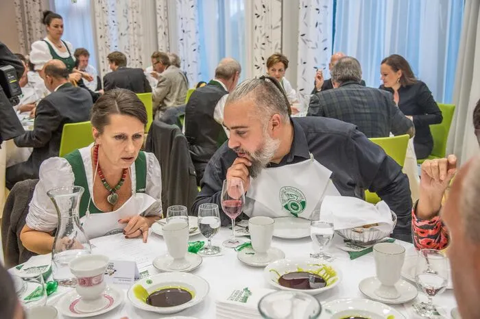 Auch Russkaja-Sänger und "Dancing Star" Georgij Makazaria ist bekennender Kernöl-Fan und exportiert das Grüne Gold für Freunde sogar nach Moskau.
