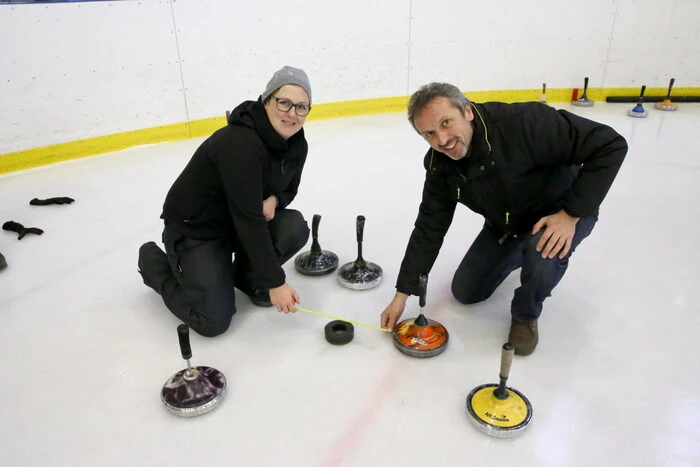 Cheforganisator Anton Gun (rechts) -  am Foto mit Christina Schöffmann - vom Veranstalter Sportclub Kappel konnte am 12. Jänner in aller Früh 29 Moarschaften begrüßen.