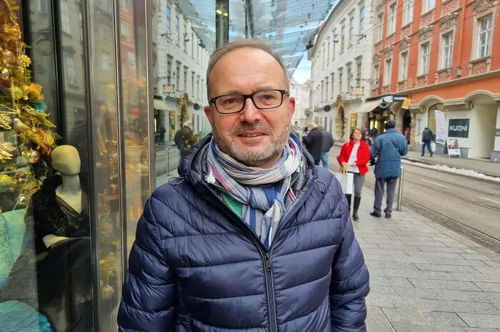 Bernd Stieber (52) aus Graz will einige Einkäufe erledigen. Dass die Geschäfte wieder offen sind, findet er gut.