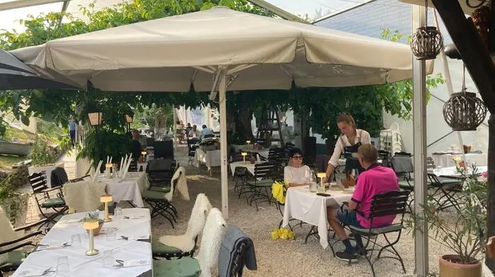 Gasthaus Messnerei Sternberg „Wos da is, is da … wos aus is, is aus“ lautet das Motto des Traditionsgasthauses in der Sternberger Straße 19. Auf dem eigenen Acker wird regional verschiedenstes Gemüse angebaut, geerntet und im ausgeschmückten Gastgarten auf dem Teller landet.