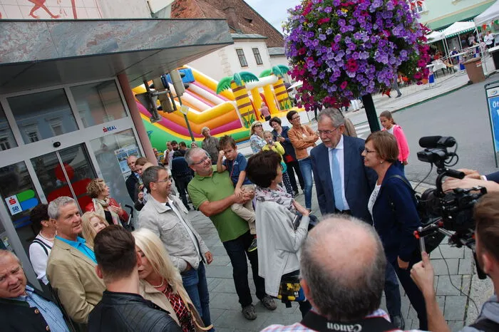 ... der auch von vielen Besuchern umzingelt wurde.