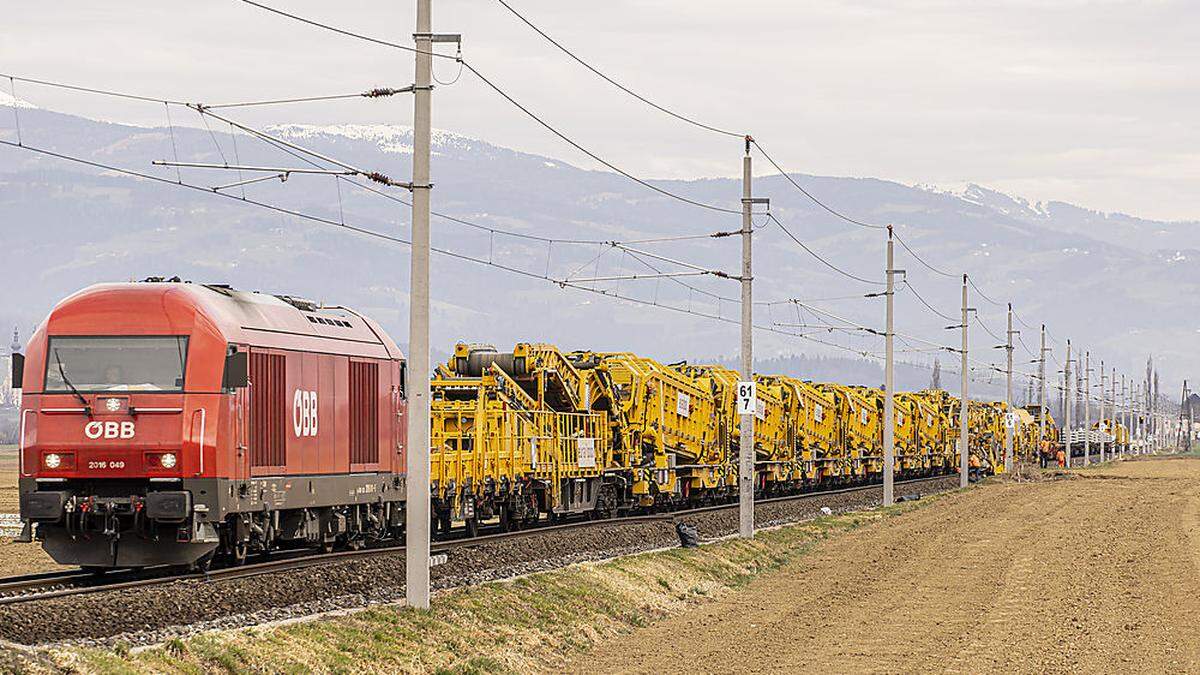 Die Gleisbaumaschine war beim Bahnübergang Mettersdorf zwischen St. Andrä und St. Paul im Einsatz