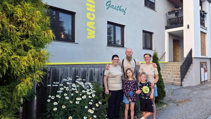 Familie Wachmann (Chef Mario Franz Wachmann, Mutter Maria (l.), Frau Elke und Kinder) feiert „100 Jahre Gasthof“