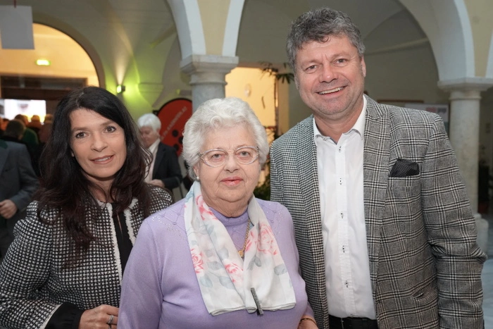 Das Ehepaar Gerhard und Petronilla Pirih mit Mutter 