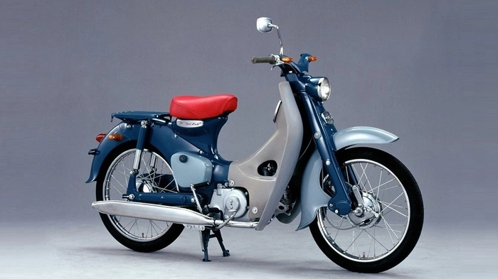 100 Millionen Stück – das ist nicht nichts. Genauer gesagt macht dieser Absatz die Honda Super Cub zum meistverkauften Motorfahrzeug der Welt. Sogar die Beach Boys wurden davon in den Sechziger Jahren zu einem Song – „My little Honda“ – inspiriert. Und weil das Moped sich seit seiner ersten Auflage 1958 zum Kultgerät entwickelt hat, bringt Honda es in Europa wieder auf den Markt.