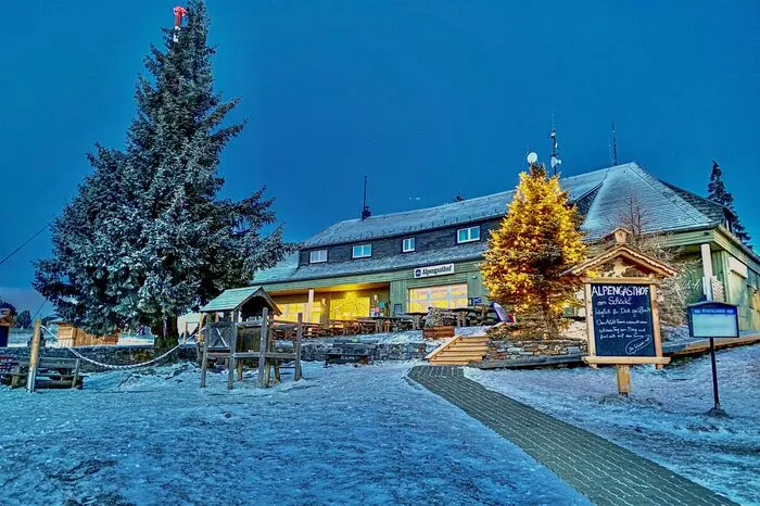 Der Alpengasthof ist der erste Gastro-Betrieb am Schöckl, der in der Früh aufsperrt. Dort versammeln sich die Morgensonnenanbeter gerne zum Frühstück.