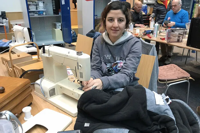 Fatima aus Afghanistan näht kaputte Kleidungsstücke