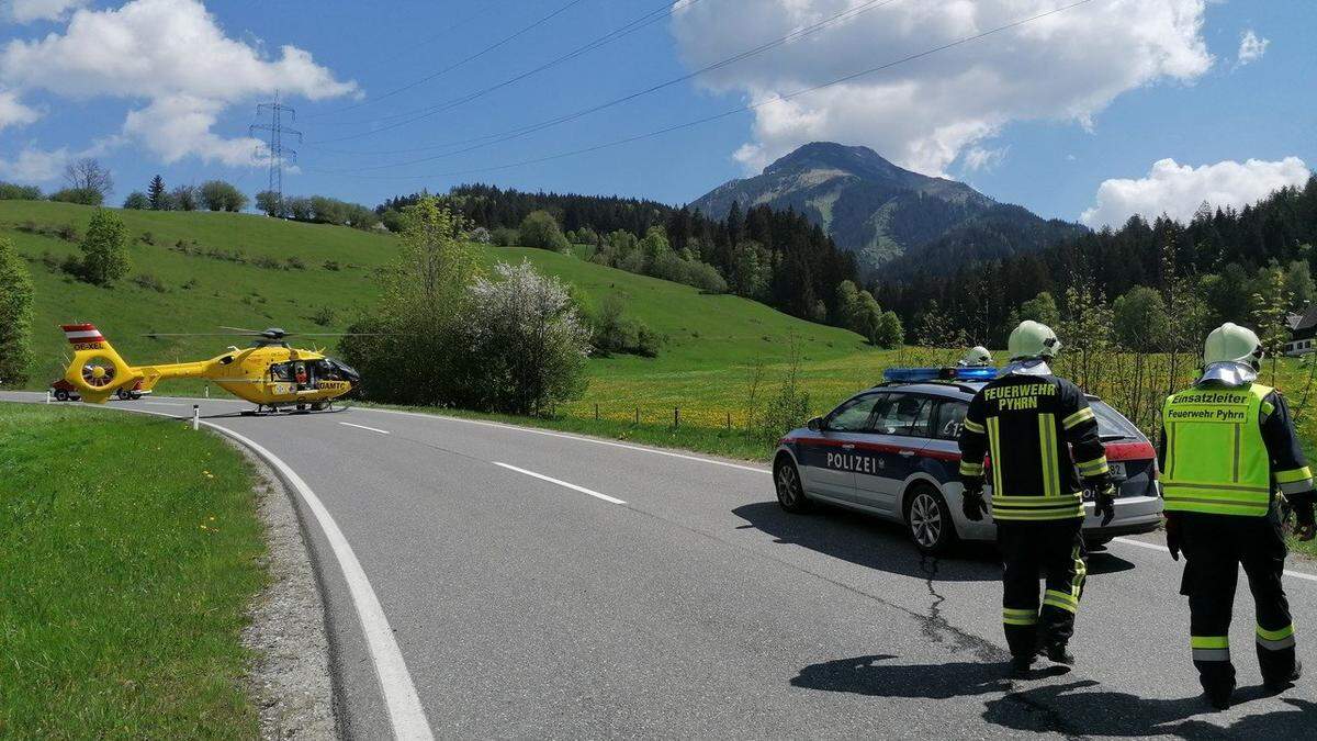 An der Unfallstelle waren die Feuerwehr Pyhrn, Rotes Kreuz, Polizei und der Rettungshubschrauber im Einsatz