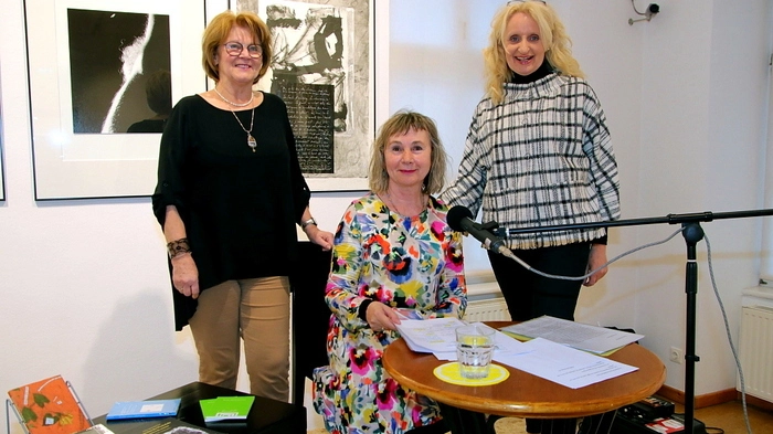 Auf Einladung von Gabriele Gschiel (rechts) las Autorin und Künstlerin Erika Kronabitter (Mitte) am Freitag im Kunsthaus Köflach aus ihrem aktuellen Buch "Endlich alles richtig". Im Kunsthaus werden derzeit in einer Gemeinschaftsausstellung Arbeiten von Kronabetter, Christine Kertz (links) und Maja S. Frankovic ausgestellt.