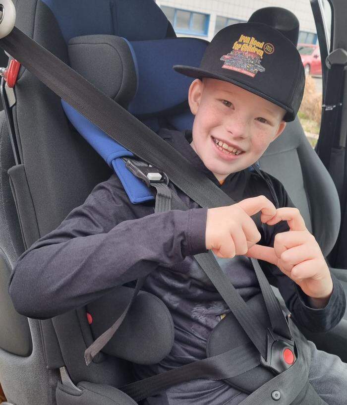 Spendenkind Julian in seinem neuen Reha-Autositz