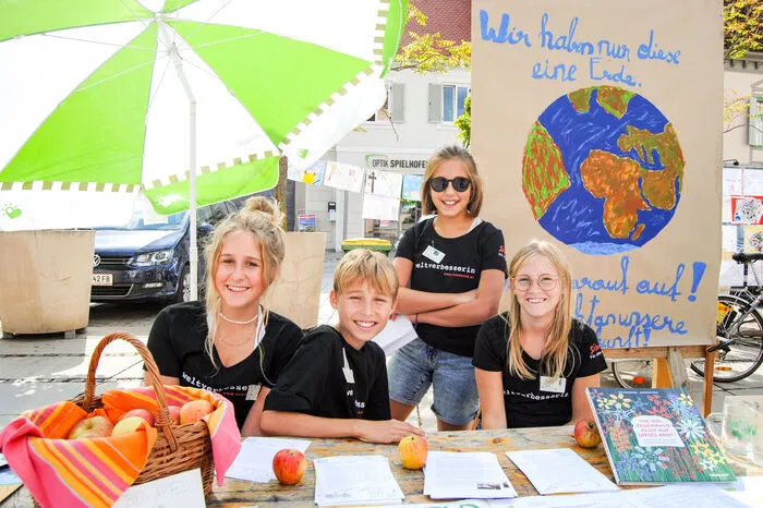 So sammelten beispielsweise vier Schüler Unterschriften gegen die Versiegelung der Gleisdorfer Böden und für den Klimaschutz.