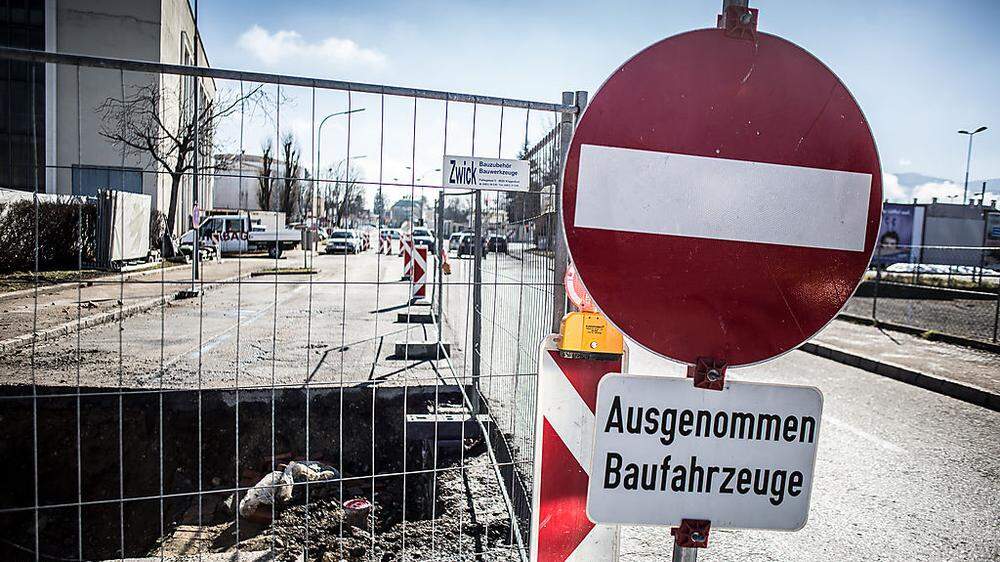 Für den Verkehr ist die Kraßniggstraße gesperrt. Bis zum Juni dauern Bauarbeiten in diesem Abschnitt an