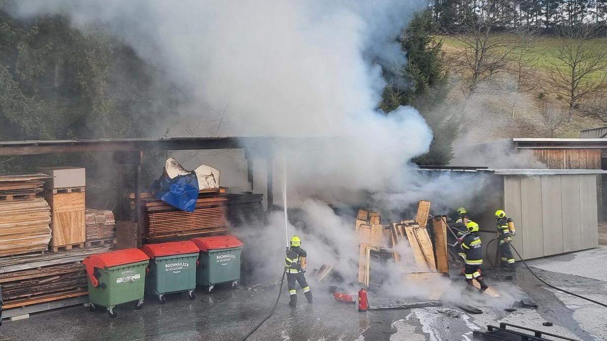 Im Holzlager einer Tischlerei in Stallhofen brach ein Brand aus