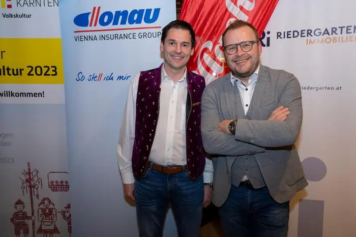 Thomas Lampichler (Polizeichor Klagenfurt-links) mit Dir. Michael Riegler von der Donau-Versicherung