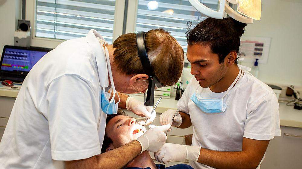 Zahnarztassistent Naim
