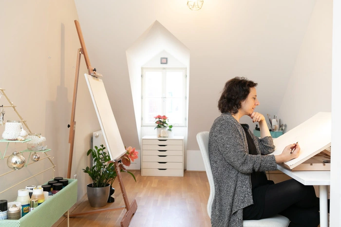 Einzelne Wände wie hier im Arbeitsraum wurden in hellem Milchkaffeeton gestrichen. An den Wänden hängen kleine, individuelle Lieblingsstücke - große Bilder würden die Wohnung optisch schrumpfen.