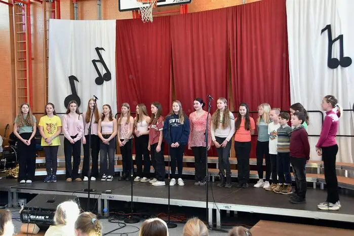 Der musikalische Bogen spannte sich vom traditionellen Volkslied über moderne Stücke bis hin zu fremdsprachigen Beiträgen. Hier der Chor des Gymnasiums Judenburg