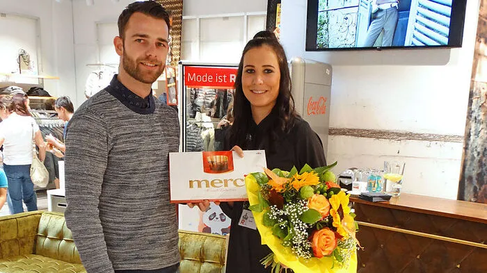 Thomas Raser (Centermanagement GEZ West) mit R2 Shop-Fillialleiterin Cornelia Gerstl