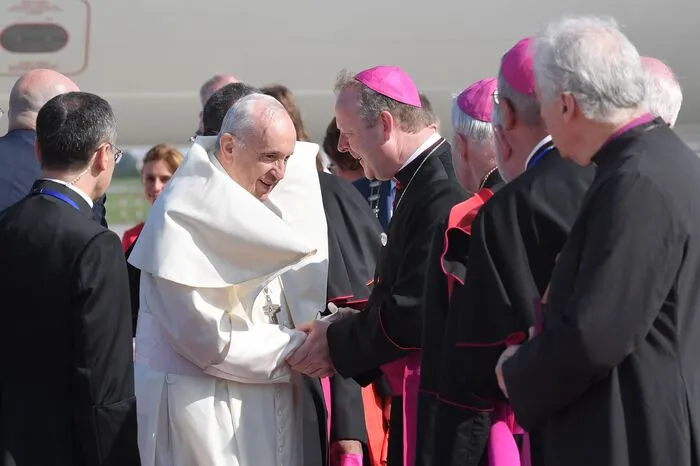 Auch kirchliche Würdenträger hießen den Papst willkommen.